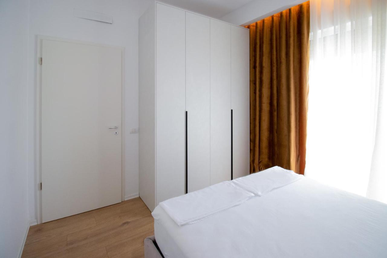 Luxury Rooftop 23 Bed and Breakfast Tirana Eksteriør billede