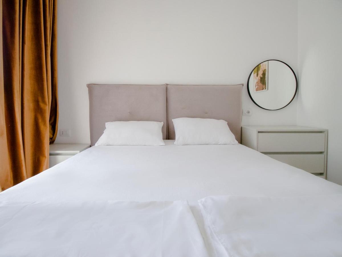 Luxury Rooftop 23 Bed and Breakfast Tirana Eksteriør billede